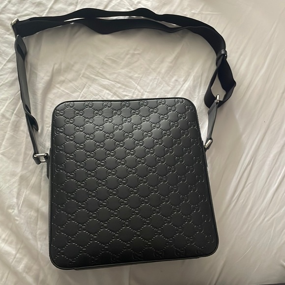 Authentic Leather Gucci Shoulder Signature Bag. - Picture 2 of 4